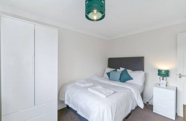 3 Bedroom W/ Private Free Parking and Large Garden