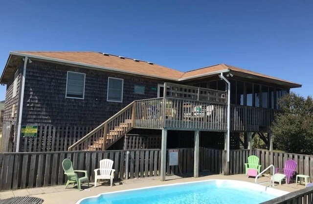 3 Bedroom with a private pool and hot tub in SNH! Short walk to the beach.