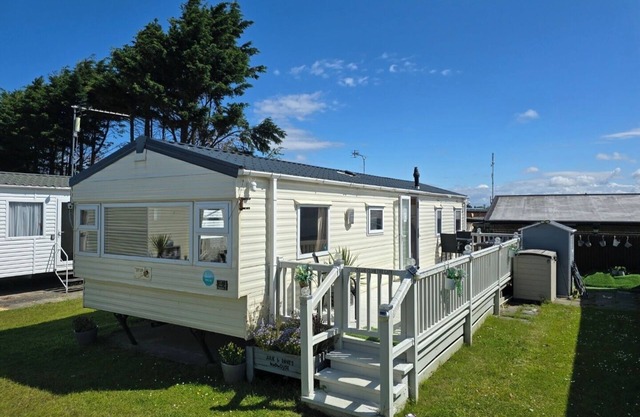 3 bedroom with decking Lyons robin hood rhyl