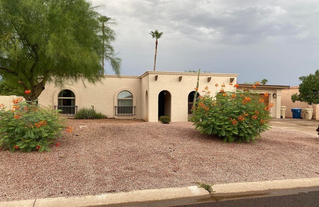 3 Bedroom with private yard, Large Pool, Close to Downtown Fountain Hills