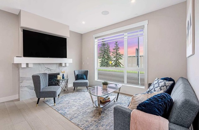 3 Bedroom with Sleeper Sofa Sleeps 8! Near downtown and Foothills Hospital