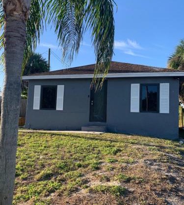 3 bedrooms 1 bathroom Entire Beach Side House