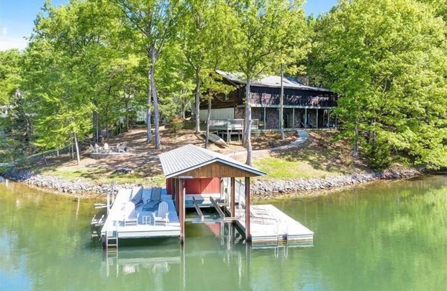 "À feuilles persistantes" Hot Tub, Wifi gratuit et Animaux acceptés! Super escapade pour toute saison!