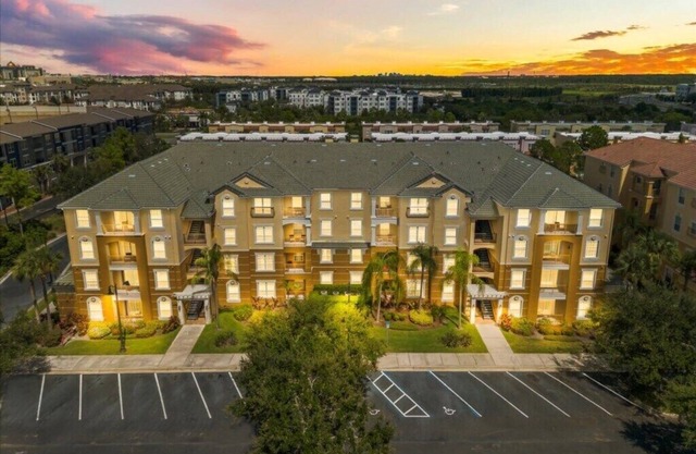 3 Bedrooms / 2 Bathrooms / Vista Cay (4814-405 CA)