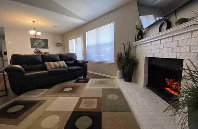 3 bedrooms 2 baths, hot tub, close to U of A, great dog park, and bike trails