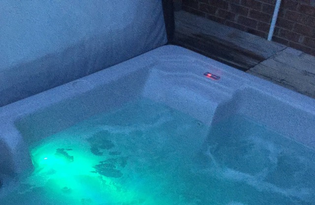 Belle évasion isolée avec piscine, bain à remous et jacuzzi parfait pour une escapade!