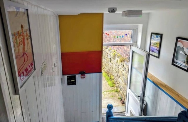 3 bedrooms. Cinema room. Town centre & near beach