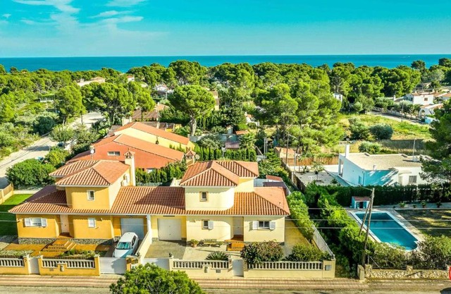3 bedrooms villa at Les Tres Cales 300 m away from the beach with private pool jacuzzi and enclosed garden