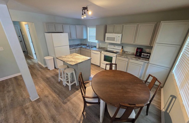 SLEEPS 10-WALK to SMPA!