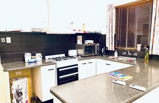 3 bedrooms, wifi, Netflix, 2 smart tvs, special rates. nearby beach,2 liv rooms