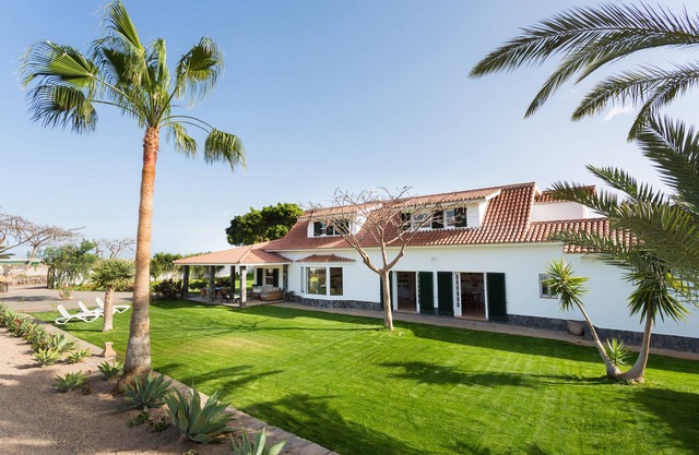 3 chambres, WiFi, piscine et jardin privé.