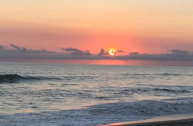 3 bedrooom, 2bath, 3minute walk to the beach!