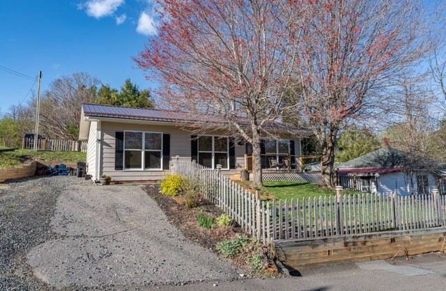 3 Beds / 1 Bath - Stroll into Downtown WJ & to the Park!