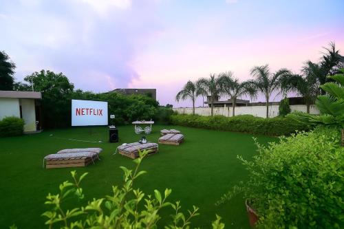 3 BHK Luxury Farm with swimming pool ,Jacuzzi ,open air screen & lawn for Big Groups