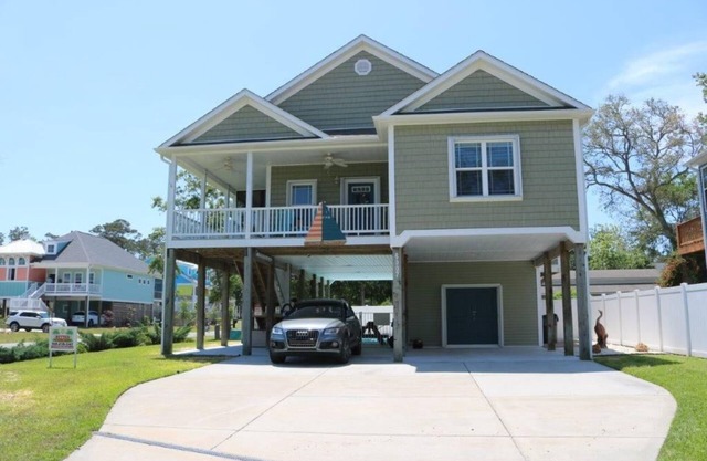 3 BR/2.5BA - Pool, Pool Heating (April-October Only), Water Views, Sleeps 8