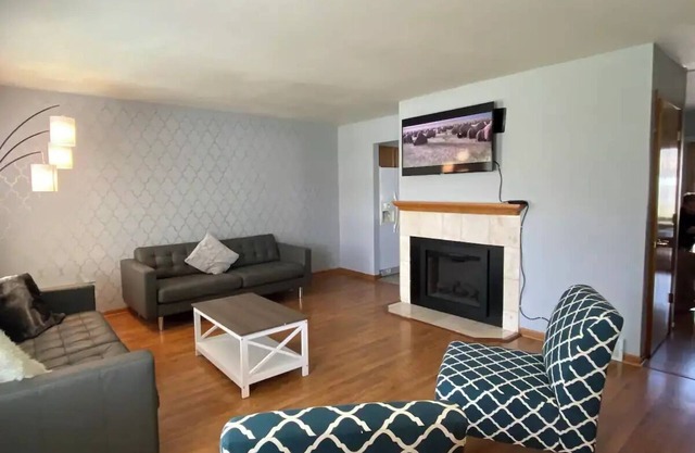 3 BR 2 BA Townhouse - Great for families or groups!