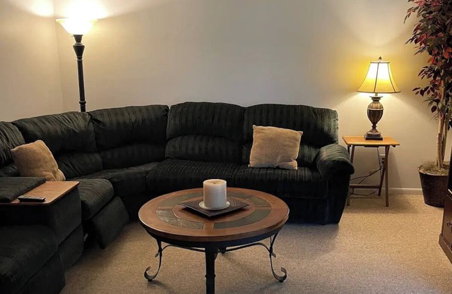 3-BR 2-bath house in marvelous Urbana with WiFi, AC. Near Campus.Enjoy your stay