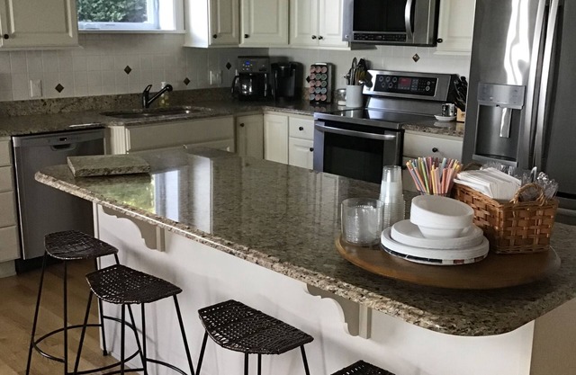 3 BR/3Bath Lakefront condo-Sleeps 8 Beach level-indoor pool Rent 3 get 4-ask