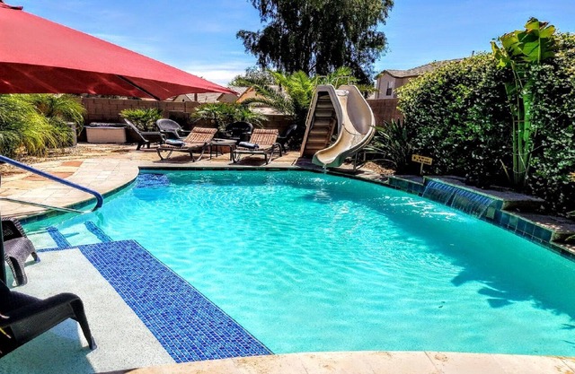 Bungalow 3 Br + Den 2000 Sq Ft *** Piscine chauffée avec toboggan ***