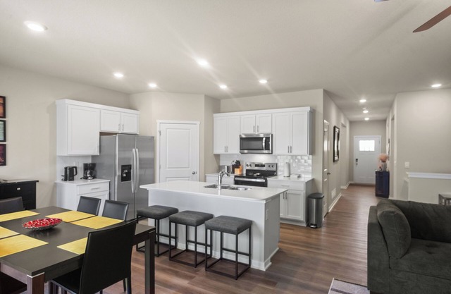 3 BR Home with king suite. Centrally located!