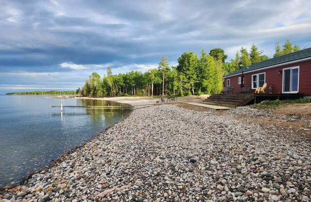 3 BR Lake Front Getaway! Lakeside Deck, 40' Dock, Incredible Lake Huron Sunrises