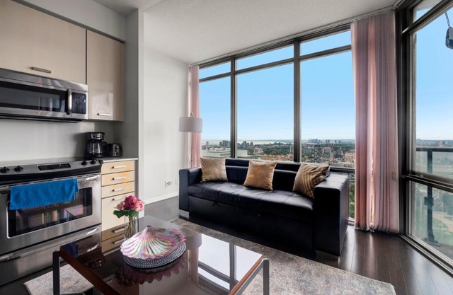 3 BR Panoramas Lake Ontario and CN Tower View