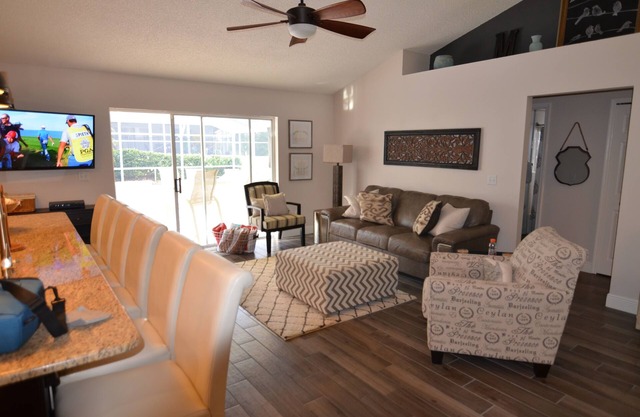 3 BR VILLA. Grande piscine. Jacuzzi. 25 minutes de Disney. 3 lits King Size