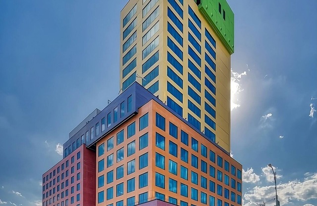 3 Convenient Queen Rooms at Radio Hotel New York, Short Drive to Wave Hill!