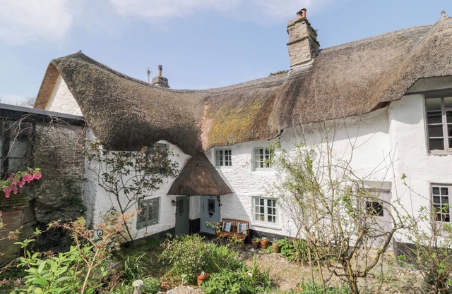 3 CUMBERLAND COTTAGES, romantic, with open fire in Challaborough