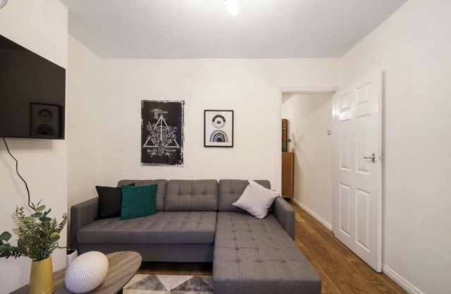 3 Floors 3 bedroom home Watford