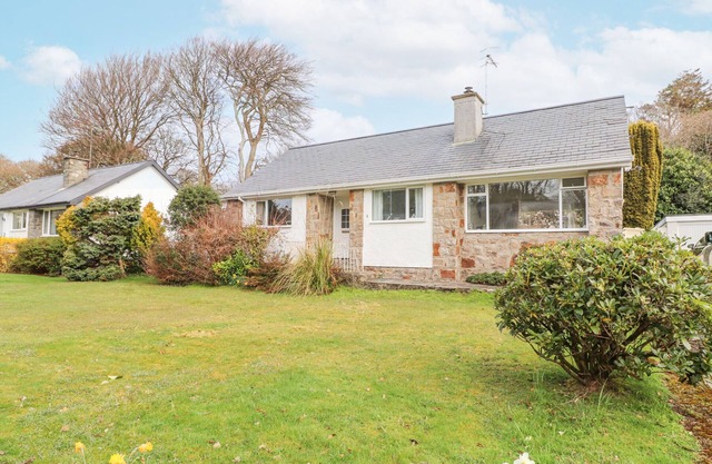 3 GLYN Y MOR, pet friendly, country holiday cottage in Llanbedrog