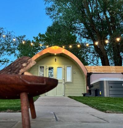 3 Hazelwood lakeside hideaway
