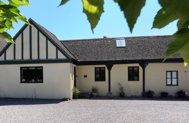 3 HOME FARM SOUTH, pet friendly, with a garden in Lyme Regis