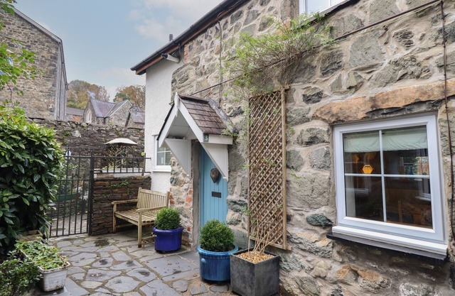 3 IVY COURT, pet friendly, character holiday cottage in Dolgellau