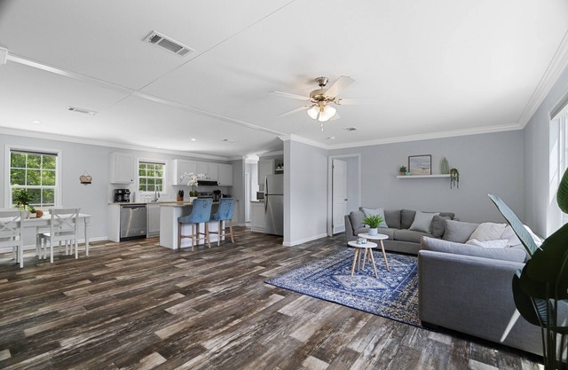This house is a 3 bedroom(s), 2 bathrooms, located in New Port Richey, FL.