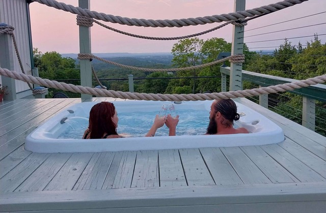 3 King Suites, Heated Pool, Hot Tub