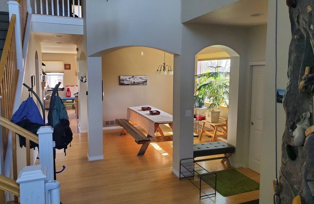 3 Level House: 4 Bdrm/3.5 bath: Sleeps 8 +4 possible
