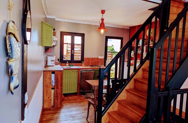 Maison 3 niveaux avec terrasse, 2 chambres, animaux acceptés – centre Le Palais