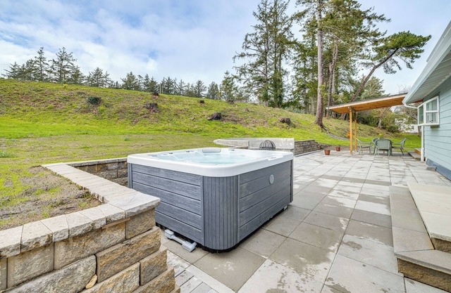 3 Mi to Beach: Oregon North Coast Retreat