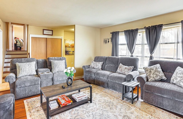 3 Mi to Berkshire Mall: Suburban Stay w/ Yard!