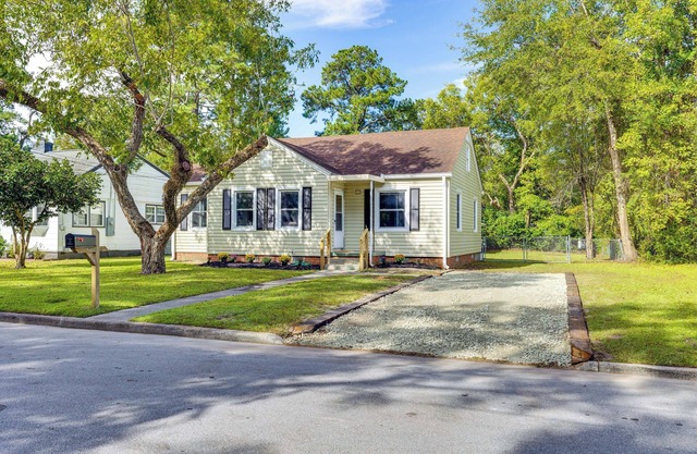 3 Mi to Camp Lejeune: Home w/ Fire Pit & Grill!