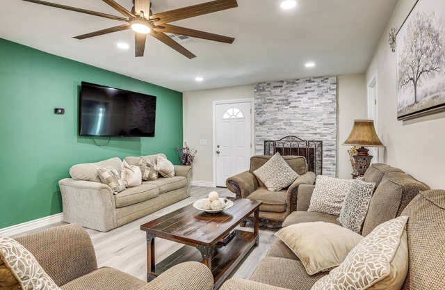 3 Mi to Desert Diamond Arena: Peoria Home w/ Yard!