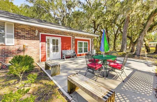 3 Mi to Dtwn Beaufort: Home w/ Screened-In Patio