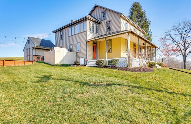 3 Mi to Dtwn: Charming Farmhouse in Mount Joy!