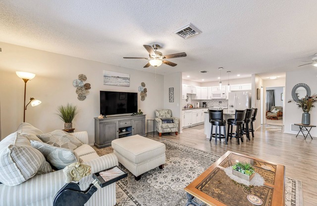 3 Mi to Englewood Beach: Cozy Duplex w/Lanai!