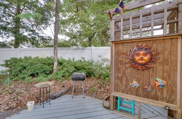 3 Mi to Festival Park: Studio Escape in Manteo!