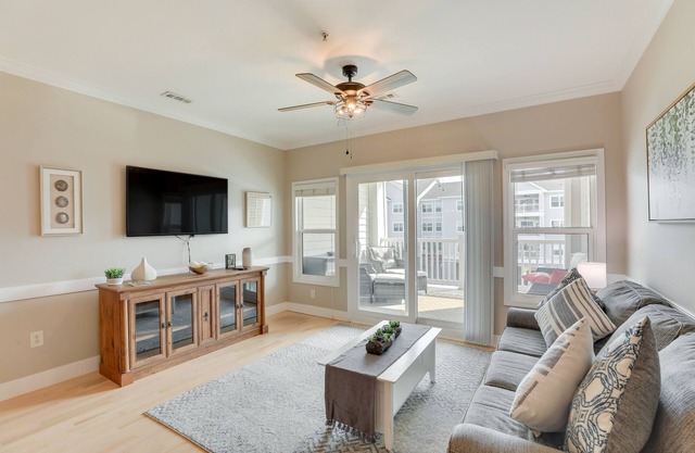 3 Mi to Folly Beach: Condo w/ Pool Access!