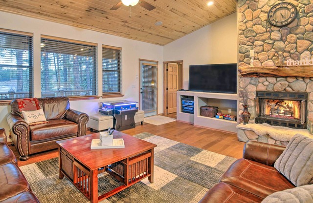 3 Mi to Golf Course: Show Low Escape w/ Fire Pit
