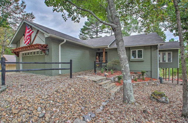 3 Mi to Lake DeSoto: Home w/ Furnished Deck!