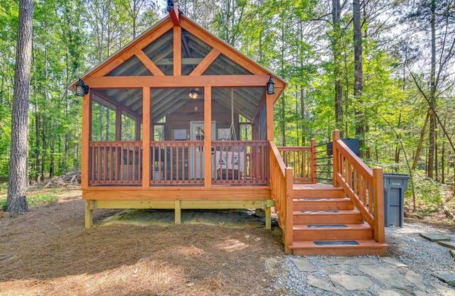 3 Mi to MSU: Tiny Cabin in Starkville!